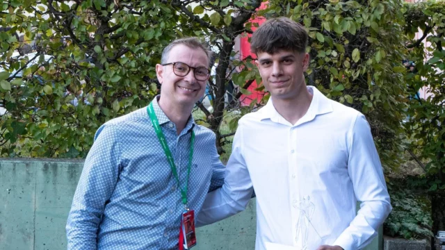 Bravooo Nicolas 😊

Jeudi 22 août 2024 

Avant dernier post de notre série sur la soirée de remise des prix pour nos internes qui ont terminé leur cursus au CSEL.

On vous présente Nicolas PERRENOUD (2003) interne de 2020 à 2024 et qui a suivi sa formation de sportif d’élite à la LHC Academy dans les catégories U-17 et U-20. International Suisse et sous contrat pro avec le LHC depuis sa 2è année U-20 🏒🥅

Nicolas a obtenu en parallèle sa Maturité Professionnelle Commerciale (MPC) et son CFC au sein du Gymnase de Beaulieu et du Service du personnel de la Ville de Lausanne.

Il nous quitte après 4 ans au CSEL, un passage au HC Sierre (prêté par le LHC), une année d’école également à Sierre et surtout une détermination sans faille pour mener à bien son double projet. 

Il a reçu son prix souvenir de la part de M. Antoine Thooris, membre de la direction de Migros Vaud, que nous remercions pour sa présence et son soutien depuis de nombreuses années. 

@nicolasperrenoud29 
@vetriano3 
@migrosvaud 
@athletissima 
@lausannehc_officiel 
@lhc_academy 
@villelausanne 
@etat_de_vaud 
@lausannelasportive 
@swissicehockeyfederation 

#sportetudes #formation #ecole #sportif #hockeysurglace