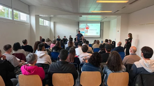 Conférence 📈

Hier soir avait lieu dans le cadre du CSEL en collaboration avec @holisquare, une conférence sur le thème de performances et commotion (le rôle de la neurovision dans le sport).

Des témoignages forts sur une problématique pas assez prise en considération. D’où l’importance de sensibiliser le grand public et les clubs sur ce qu’est vraiment une commotion et quelles peuvent être les conséquences.

Merci au Dr. Jean Michel Pignat, neurologue du  service de neuropsychologie & de neurorééducation du CHUV pour sa présentation et son accompagnement aux personnes et sportifs suite à des traumatismes cérébraux.

Merci également à Marc Rochat, skieur alpin pro - slalom, ainsi que Benjamin Bougro, hockeyeur pro au Lausanne Hockey Club pour leurs magnifiques témoignages.

Enfin Merci à Fabien Hecquet, Cristobal Huet, Jean-François Knebel et Patrick Favre pour la mise sur pied de cette conférence.

@fhe39 
@cristohuet39 
@marclaroch 
@benjaminbougro 
@jeanfrancoisknebel 
@chuvlausanne 
@lausannehc_officiel 

#conference #commotion #neurovision #holisquare #sportetudes #education #formation #medical