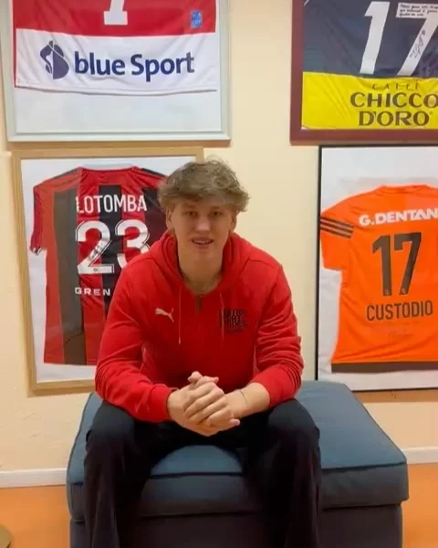 9.12.2024 🗓️

Jour 9

Benas Andrejauskas
18 ans 
Hockey sur glace 
LHC Academy U-20 Élite 
École Roche dernière année maturité fédérale 
Vient de Lituanie
Interne au CSEL depuis août 2021

Dans quelle patinoire rêverais tu de jouer ? 
‘’United Center Chicago’’.

Que représente le CSEL pour toi ? 
‘’Un soutien et du confort’’

🥅🏒

Clément Sierra
18 ans 
Hockey sur glace 
LHC Academy U-20 Élite
Apprentissage ACD chez Ochsner Sport 2è année 
Vient de la commune Le Chenit - Vallée de Joux (VD)
Interne au CSEL depuis août 2020

Dans quelle patinoire rêverais tu de jouer ? 
‘’Capital One Washington’’.

Que représente le CSEL pour toi ? 
‘’Une grande famille’’

Découvrez chaque jour, jusqu’au 24.12, nos internes qui se présentent dans le cadre de notre Calendrier de l’Avent 🎄🎅

@lausannehc_officiel 
@lausannelasportive 
@lhc_academy 
@villelausanne 
@etat_de_vaud 
@ecole.roche_ecole.panorama 
@kacuchas 
@c_sierraaaaa 

#hockeysurglace #hockey #hockeyplayer #sportifs #sport #hockey #formation #apprentissage