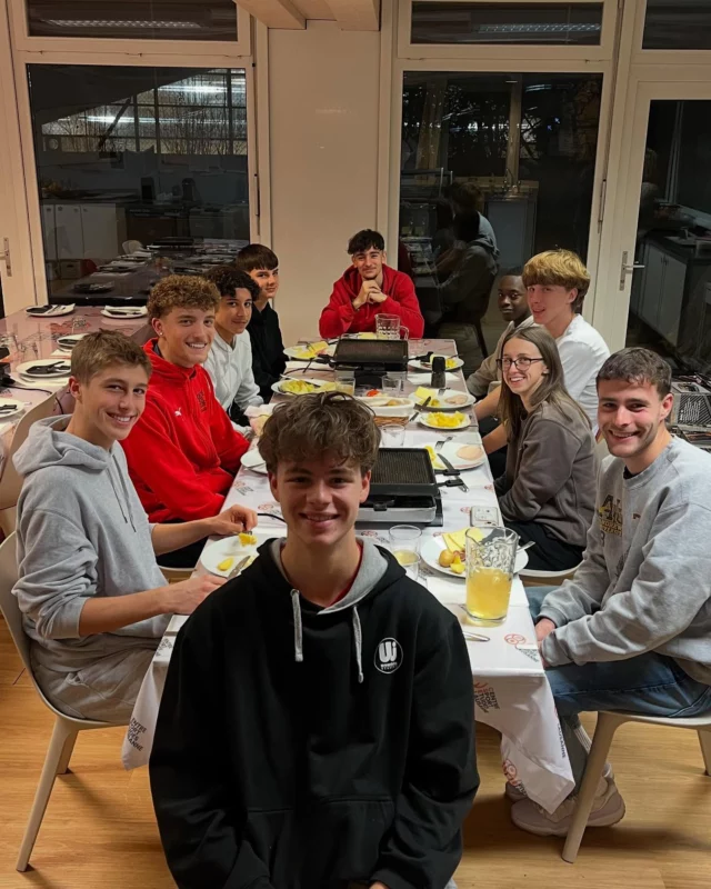 #lastweek 🎄🥳

Ce soir, c’est raclette de Noël 🎅 au CSEL et tennis de table 🏓 

Belle dernière semaine à toutes et tous avant une pause bien méritée 🙏🏻

#sportetudes #formation #maison #espritdequipe #friends #lausanne