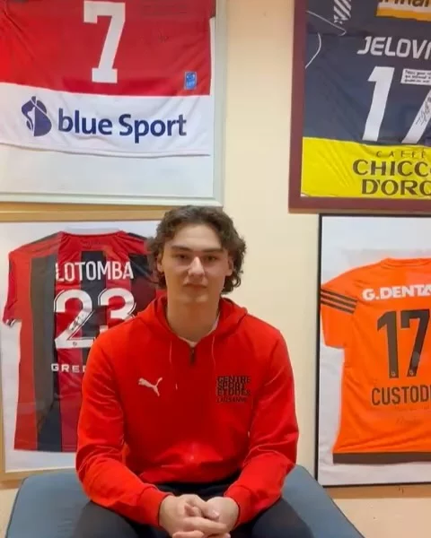 17.12.2024 🗓️

Jour 17

Nevio Heldner 
17 ans 
Hockey sur glace 
LHC académie U20 élite 
École de commerce Feusi et stage en entreprise
Vient de Viège (VS) 
Interne au CSEL depuis décembre 2023 

Dans quelle patinoire rêverais-tu de jouer ? 
« Patinoire Scandinavium, Göteborg (Suède) »

Que représente le CSEL pour toi ? 
« La maison welsch »

Découvrez chaque jour, jusqu’au 24.12, nos internes qui se présentent dans le cadre de notre Calendrier de l’Avent 🎄🎅

@heldner47 
@lausannehc_officiel 
@lhc_academy 
@lausannelasportive 
@villelausanne 

#hockey #hockeysurglace #sport #sportetudes #formationprofessionnelle #ecoledevie #sportif #élite #lausanne #suisse