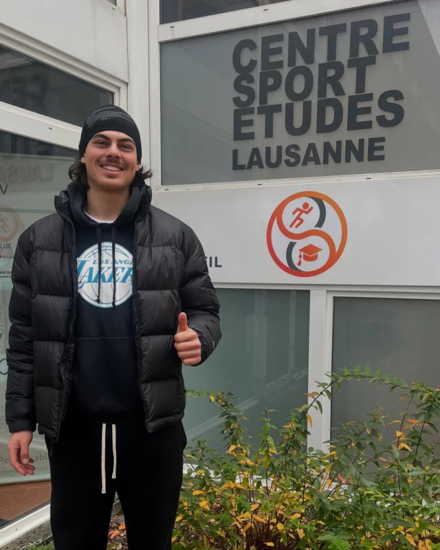#hockeysurglace 🏒

Petite visite hier matin de Jayson Ren (2003).
Interne au CSEL de 2017 à 2022 avec à la clé un CFC d’employé de commerce au sein de la BCV. 

Jayson qui vient de Moutier a été formé au sein des équipes U-17 et U-20 du Lausanne Hockey Club (LHC Academy).

Après son départ du CSEL, il a joué durant une saison au EHC Winterthur en Swiss League, puis depuis cette année en Autriche en Alps Hockey League pour les Adler Kitzbühel @kitz_adler 

Toujours un grand plaisir de te revoir et bravo pour ce début de carrière professionnelle.

Bonne continuation Jayson 😉

@renjayson 
@lausannehc_officiel 
@lhc_academy 
@villelausanne 
@lausannelasportive 
@bcv__ch 

#hockey #hockeyplayer #hockeysurglace #sportif #formation #ecoledevie #lausanne #suisse
