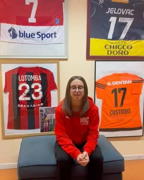 21.12.2024 🗓️

Jour 21 

Chloé Sierra 
20 ans 
Hockey sur glace 
LHC féminin ligue B 
CFC Gestionnaire de commerce de détails - 2è année chez SportX 
Vient de la Vallée de Joux 
Interne au CSEL depuis août 2023

Dans quelle patinoire rêverais-tu de jouer ? 
“Centre Bell, Montréal” 

Que représente le CSEL pour toi ? 
“Un endroit pratique pour le travail dans lequel on rencontre plein de monde et dans lequel on découvre d’autres sports”

Découvrez chaque jour, jusqu’au 24.12, nos internes qui se présentent dans le cadre de notre Calendrier de l’Avent 🎄🎅

@c_sierraaaaa 
@lausannehcfeminin 
@lhcfondation 
@villelausanne 
@lausannelasportive 
@migrosvaud 
@sportx_migros 
@swissicehockeyfederation 

#hockey #hockeysurglace #sportive #sport #sportetude #formation #apprentissage #lausanne #suisse