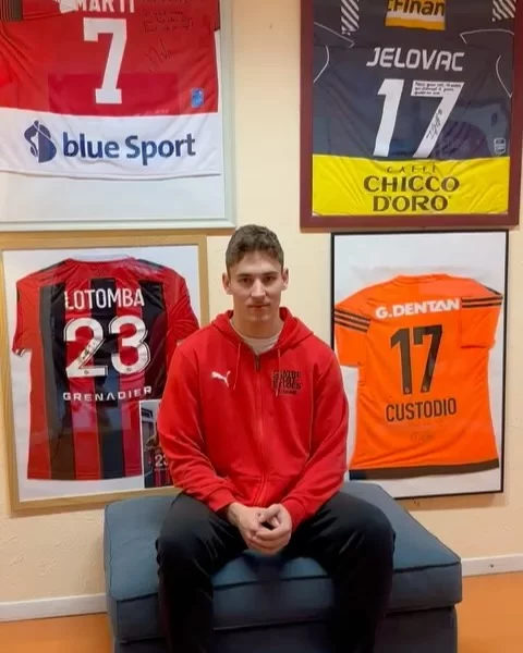 22.12.2024 🗓️

Jour 22

Jonas Amacker
17 ans
Hockey sur Glace 
LHC académie U20 élite 
2eme année de CFC en tant que logisticien au CHUV 
Vient d’Agarn (VS) 
Interne au CSEL depuis août 2022 

Dans quelle patinoire rêverais-tu de jouer ?
“Prudential Center, New Jersey” 

Que représente le CSEL pour toi ?
“Une aide dans la vie et pour le travail”

Découvrez chaque jour, jusqu’au 24.12, nos internes qui se présentent dans le cadre de notre Calendrier de l’Avent 🎄🎅

@jonas.amacker2007 
@lhc_academy 
 @lausannehc_official 
@lausannelasportive 
@villelausanne 
@chuvlausanne 
@etat_de_vaud 

#hockey #hockeyplayer #hockeysurglace #sportetudes #formation #apprentissage #chuv #sportif #ecoledevie #lausanne #suisse🇨🇭