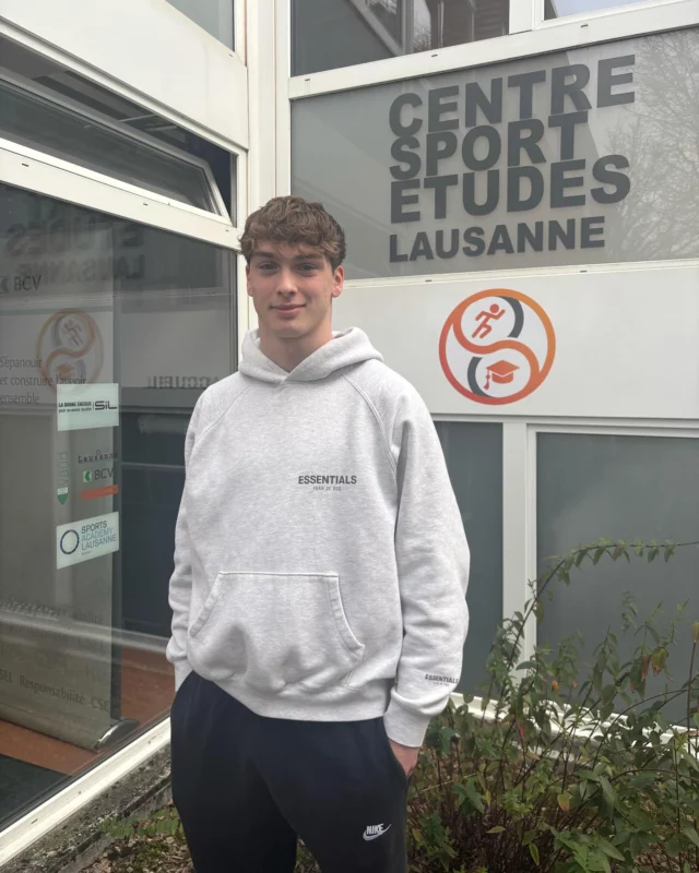 #plongeon 

Petite visite surprise, jeudi dernier, de Thibaud BUCHER (2003) interne au CSEL de 2020 à 2024.

Plongeur au Lausanne aquatique, 15 fois Champion Suisse, Thibaud a participé aux Jeux européens et aux Championnats du Monde élite en 2023. Il s’est qualifié pour les Championnats d’Europe élite de cette année.

Il a obtenu sa maturité au gymnase Auguste Piccard en juin 2024 et vient d’effectuer son école de recrue en tant que sportif d’élite à Macolin d’octobre 2024 à mars 2025.

Merci pour la visite et bonne chance pour la suite 😊

@thibaud.bucher 
@lausanneaquatique 
@lausannelasportive 
@villelausanne 
@gapiccard 
@etat_de_vaud 
@armee.ch_sport 
@swissaquaticsdiving 

#sportif #sportifdelite #plongeon #lausanneaquatique #plongeur #sport #competition #ecoledevie #lausanne #suisse #sportetude