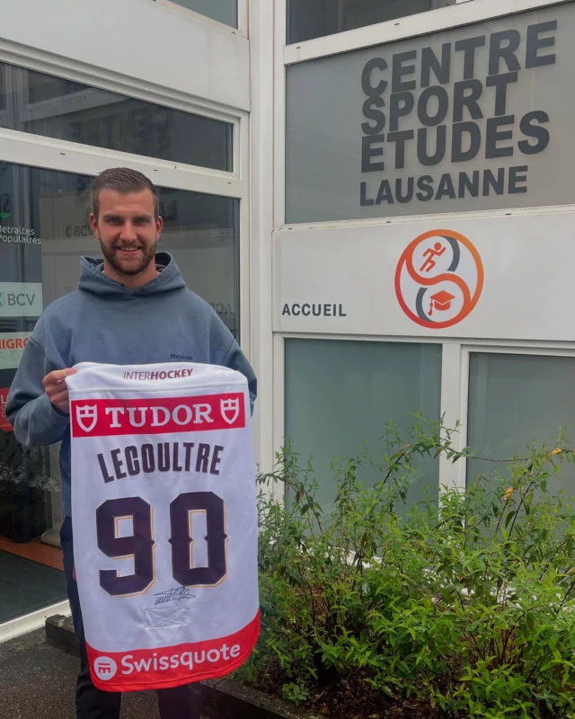 #hockeysurglace 

Sympathique visite de Simon Lecoultre, interne au CSEL de 2012 à 2016, formé durant de nombreuses années au LHC et actuellement joueur de hockey professionnel au Genève Servette.

Après l’obtention de son certificat de fin de scolarité et un début d’apprentissage d’employé de commerce, Simon a eu l’opportunité de poursuivre sa formation au Canada lors de la draft.

Il a joué de 2016 à 2019 à Moncton 🇨🇦 puis a signé au @officialgshc dès 2019.

Bravo Simon pour ton parcours et Merci pour ton maillot qui va venir étoffer notre collection.

@lecoultre_90 
@lhc_academy 
@lausannehc_officiel 
@villelausanne 
@valleedejoux 
@hcvalleedejoux 
@etat_de_vaud 
@lausannelasportive 

#formation #lausanne #sportetudes #llausannehc #hockey🏒 #sport #ecoledevie