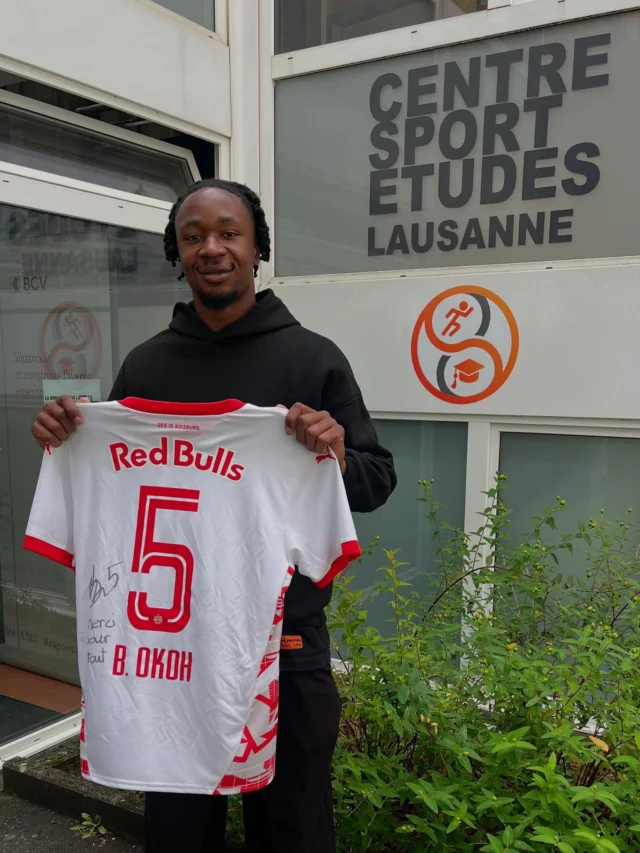 #fclausannesport ⚽️ 

Un immense plaisir de revoir Bryan OKOH, interne au CSEL durant la saison 2018-2019 et au Gymnase Auguste Piccard en classe spéciale voie Maturité. 

Bryan nous avait quitté après une année, à l’âge de 16 ans, pour rejoindre le FC Liefering (équipe réserve du @_redbull_salzburg) durant les saisons 2019 à 2021. Il a poursuivi ses études pour la maturité fédéral avec EPSU.

Il a ensuite intégré l’équipe première du FC Red Bull Salzburg de 2021 à 2025. 
Malgré une très grave blessure qui l’a éloigné des terrains durant de très long mois, Bryan a toujours fait preuve de courage et de volonté pour mieux se relever. 

Son parcours international avec les équipes🇨🇭:

⚽️ 2017 à 2020 Équipes U-15 à U-19

⚽️ Mai 2021 première convocation Suisse U-21

⚽️ Novembre 2021 première convocation avec l’équipe de Suisse A

Après sa visite de lundi dernier au CSEL et la remise de son maillot de Salzburg, nous apprenons à l’instant que Bryan est de retour au @lausanne_sport ⚪️🔵. 

Bon retour chez toi @bryanokoh et au plaisir de te revoir sous les couleurs du LS 😊

@lausannesport_academie 
@lausannelasportive 
@villelausanne 
@etat_de_vaud 
@gapiccard 
@sfv_asf 

#sportetudes #football #formation #lausanne #cantonvaud #suisse