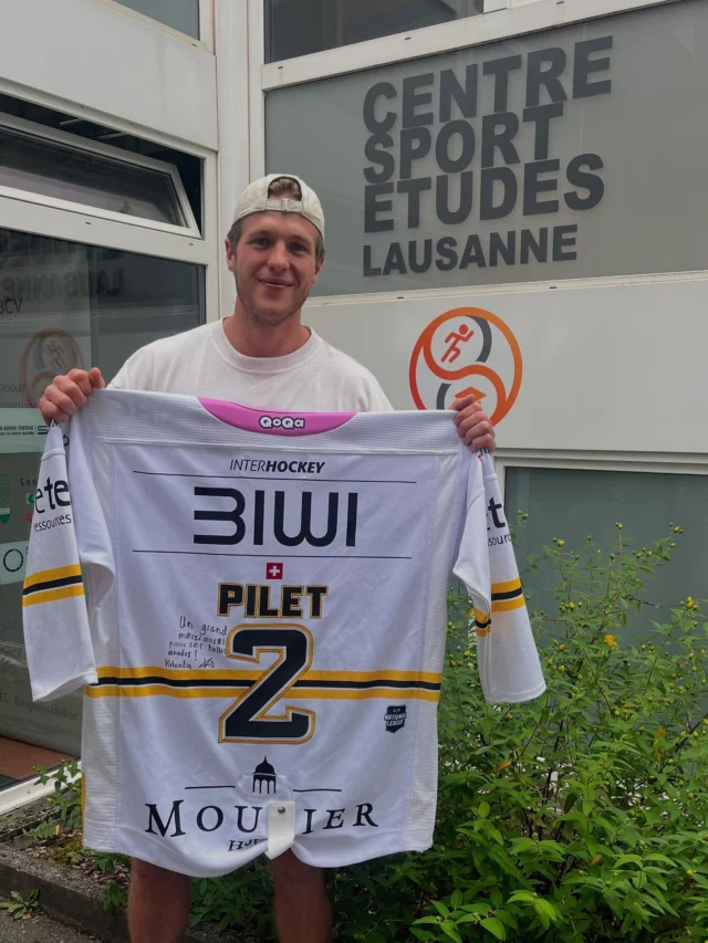#hockeysurglace 

Visite et cadeau surprise de Valentin PILET, interne au CSEL de 2013 à 2017. 

Valentin joueur de hockey sur glace formé à la LHC Academy dans les catégories U-17 et U-20 et qui a obtenu la maturité au Gymnase de Beaulieu.

Après son départ du CSEL, Valentin a poursuivi sa formation durant 2 ans en Suède à Malmö en 2è division(2017-2019).
De retour en Suisse, il a ensuite joué une saison à Ajoie (2019-2020) en ligue B et durant 2 ans à Viège (2020-2022) toujours en ligue B.

Valentin pour cette nouvelle saison 2025-26 va démarrer sa quatrième saison au HC Ajoie. 
En parallèle il poursuivra ses études pour obtenir son Bachelor en Psychologie en juin 2026.

Bonne suite Valentin et merci pour le maillot dédicacé 😊

@lhc_academy 
@hcajoie_officiel 
@lausannehc_officiel 
@lausannelasportive 
@gymnasedebeaulieu 
@etat_de_vaud 
@villelausanne 

#formation #sportetude #gymnasebeaulieu #hockey #sport #sportif #hockeyeur #ecoledevie